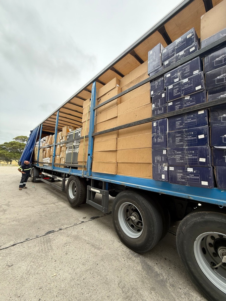 Semirremolque con carga en cajas lista para distribuir