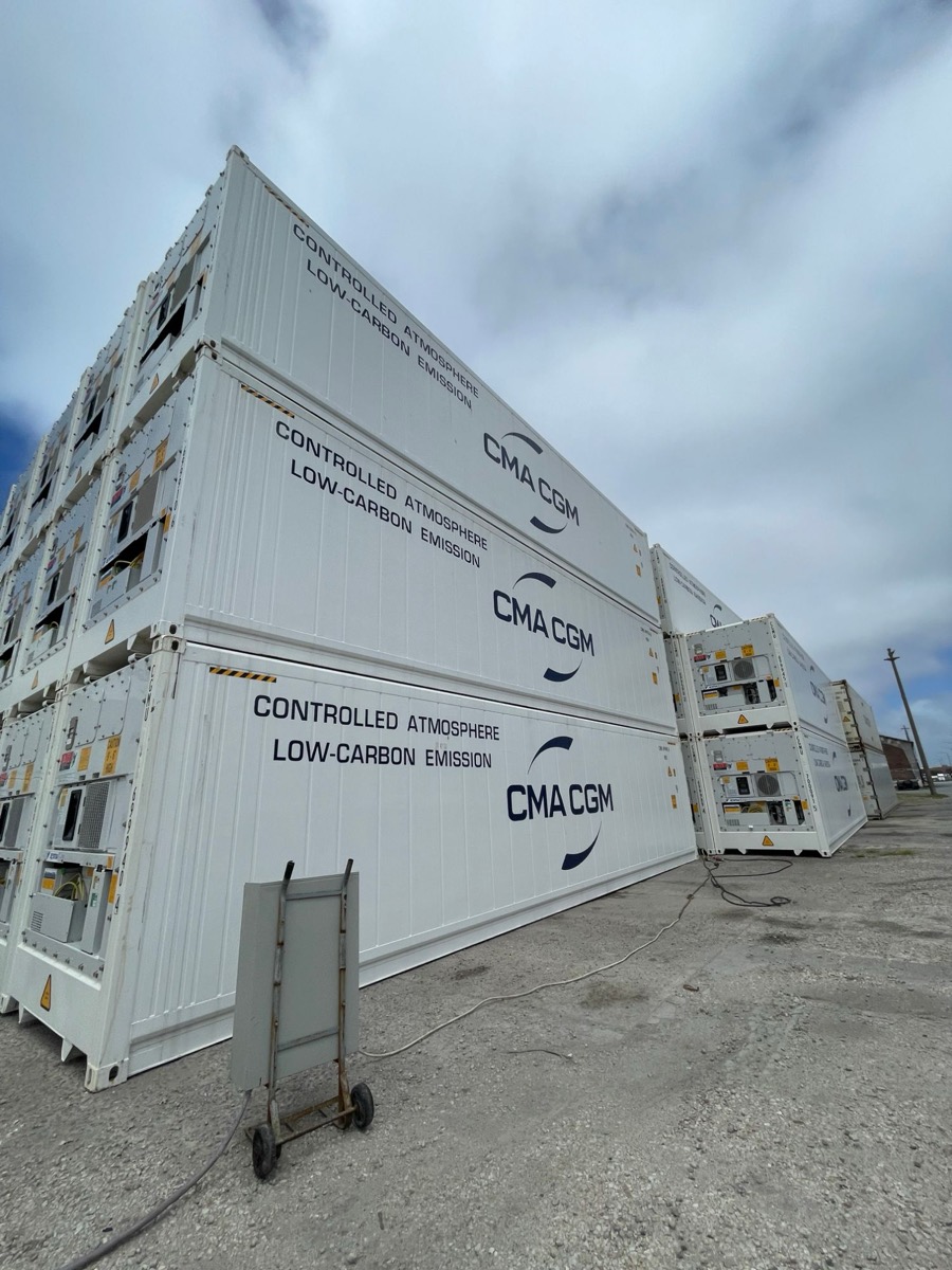 Contenedores refrigerados apilados en un patio