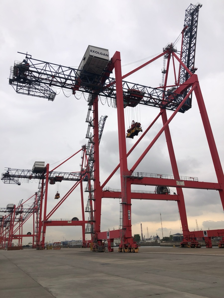 Grúas pórtico en una terminal portuaria de contenedores